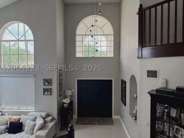 6-bedroom home for sale in Homestead - 3964 NE 15th St - MondialRealty