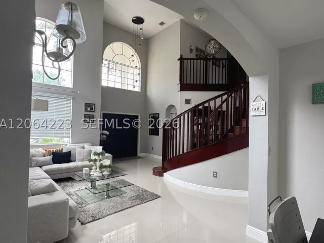 6-bedroom home for sale in Homestead - 3964 NE 15th St - MondialRealty