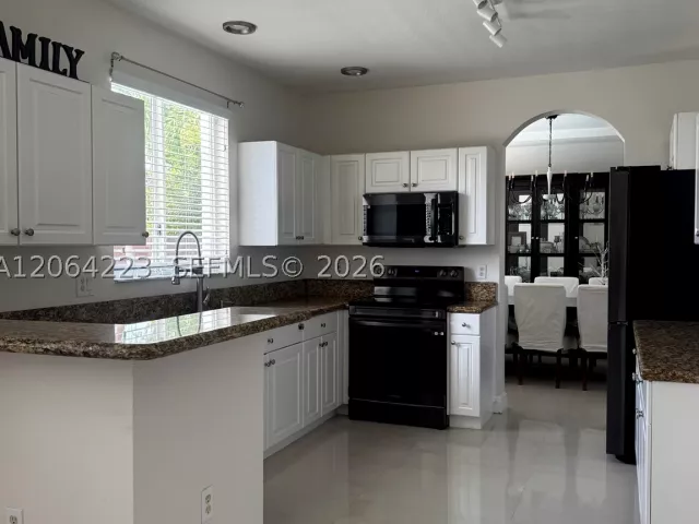 6-bedroom home for sale in Homestead - 3964 NE 15th St - MondialRealty