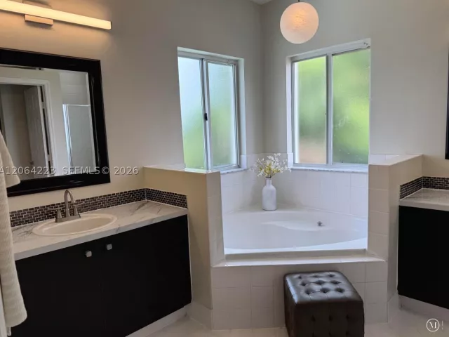 6-bedroom home for sale in Homestead - 3964 NE 15th St - MondialRealty