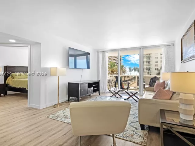 2-bedroom condo for sale in Miami Beach - 5700 Collins Ave 4C - MondialRealty