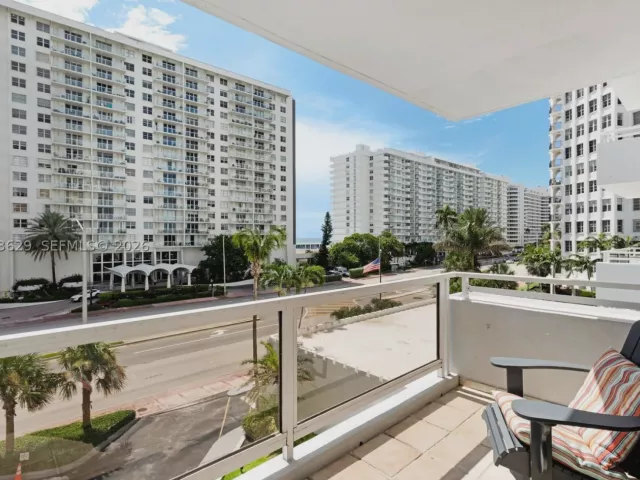 2-bedroom condo for sale in Miami Beach - 5700 Collins Ave 4C - MondialRealty