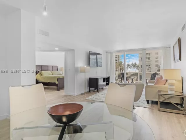 2-bedroom condo for sale in Miami Beach - 5700 Collins Ave 4C - MondialRealty