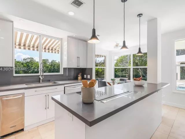 5-bedroom home for rent in Coral Gables - 184 Paloma Drive - MondialRealty