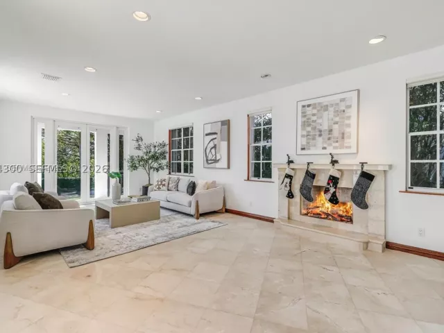 5-bedroom home for rent in Coral Gables - 184 Paloma Drive - MondialRealty
