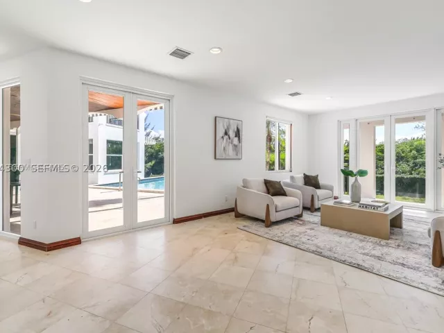 5-bedroom home for rent in Coral Gables - 184 Paloma Drive - MondialRealty
