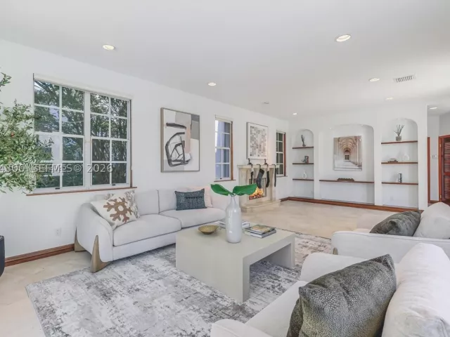 5-bedroom home for rent in Coral Gables - 184 Paloma Drive - MondialRealty