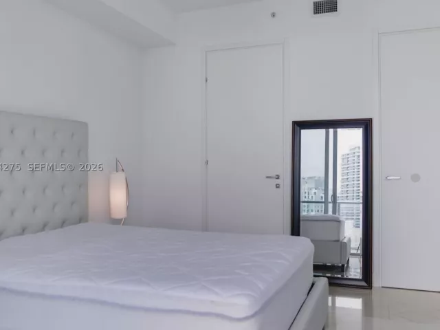 1-bedroom condo for rent in Miami - 1300 Brickell Bay Dr 4300 - MondialRealty