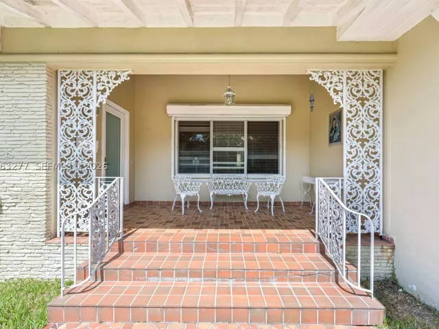 4-bedroom home for rent in Coral Gables - 2514 E Granada Blvd n/a - MondialRealty