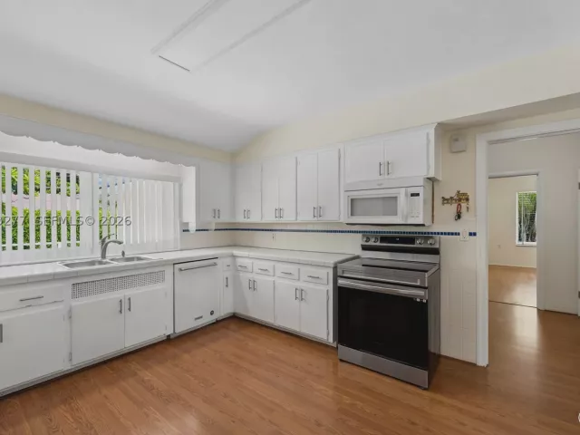 4-bedroom home for rent in Coral Gables - 2514 E Granada Blvd n/a - MondialRealty