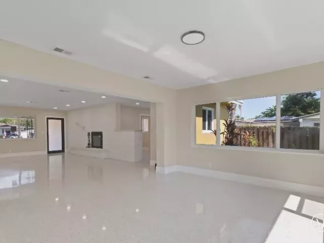 3-bedroom home for sale in Pompano Beach - 570 SE 2ND Avenue - MondialRealty