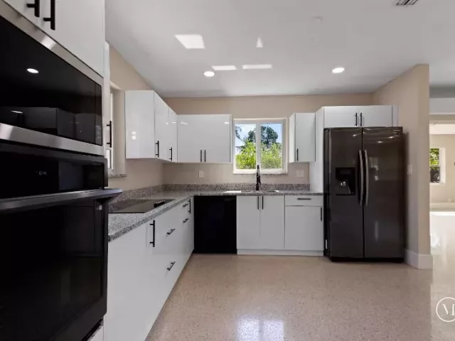 3-bedroom home for sale in Pompano Beach - 570 SE 2ND Avenue - MondialRealty