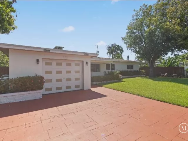 3-bedroom home for sale in Pompano Beach - 570 SE 2ND Avenue - MondialRealty