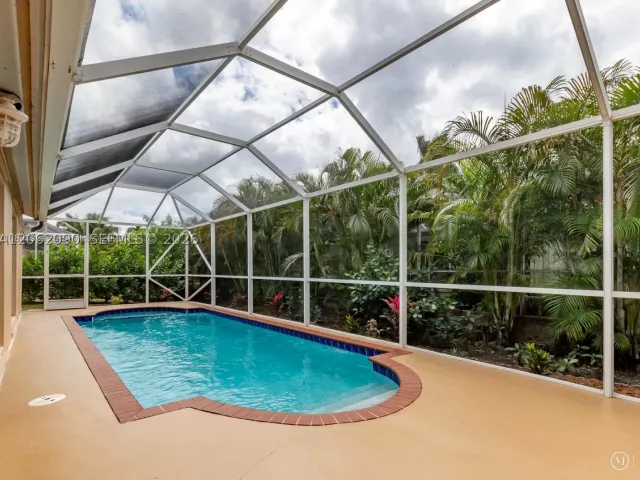 4-bedroom home for sale in Pembroke Pines - 19334 NW 12th St - MondialRealty