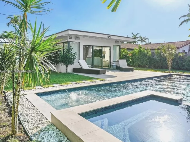 5-bedroom home for rent in Miami Beach - 1625 Daytonia Rd - MondialRealty