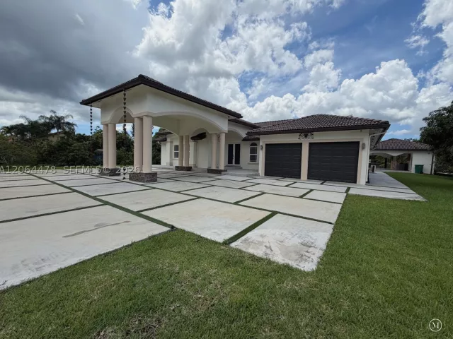 4-bedroom home for sale in Miami - 19690 SW 210th St - MondialRealty