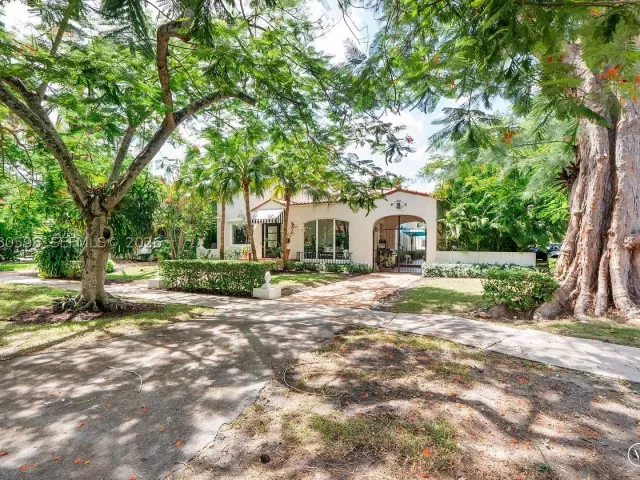 4-bedroom home for sale in Coral Gables - 1042 Sorolla Ave - MondialRealty