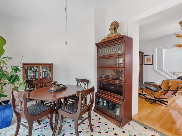 4-bedroom home for sale in Coral Gables - 1042 Sorolla Ave - MondialRealty