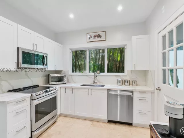 4-bedroom home for sale in Coral Gables - 1042 Sorolla Ave - MondialRealty
