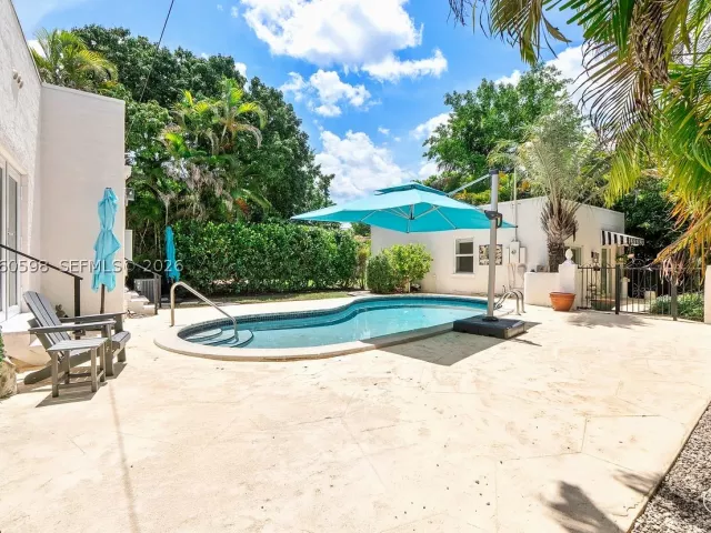 4-bedroom home for sale in Coral Gables - 1042 Sorolla Ave - MondialRealty
