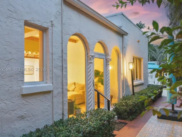4-bedroom home for sale in Coral Gables - 1042 Sorolla Ave - MondialRealty