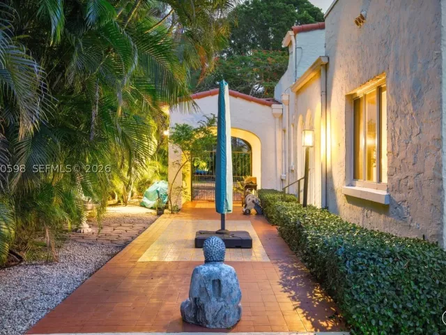 4-bedroom home for sale in Coral Gables - 1042 Sorolla Ave - MondialRealty