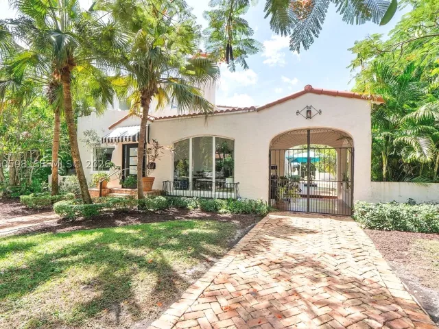 4-bedroom home for sale in Coral Gables - 1042 Sorolla Ave - MondialRealty