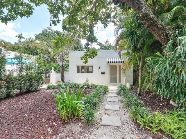 4-bedroom home for sale in Coral Gables - 1042 Sorolla Ave - MondialRealty