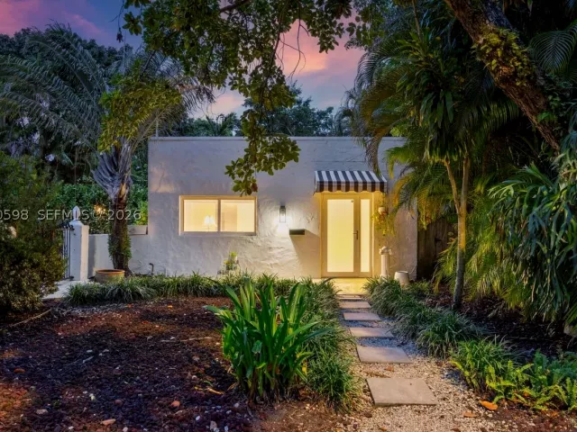 4-bedroom home for sale in Coral Gables - 1042 Sorolla Ave - MondialRealty