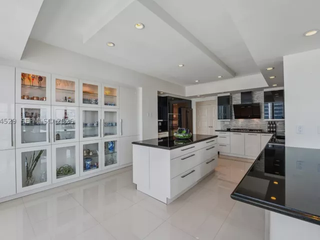 3-bedroom condo for sale in Hollywood - 3535 S Ocean Dr 2106 - MondialRealty