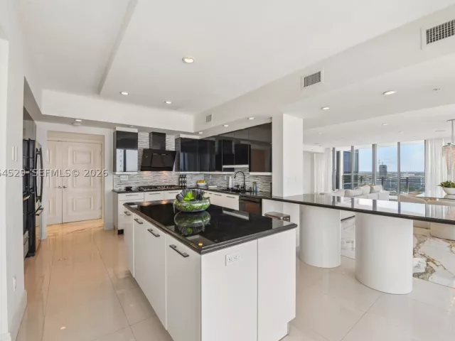 3-bedroom condo for sale in Hollywood - 3535 S Ocean Dr 2106 - MondialRealty