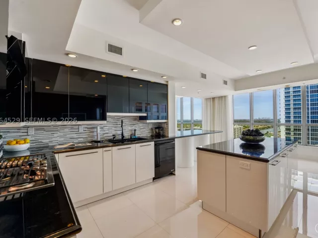 3-bedroom condo for sale in Hollywood - 3535 S Ocean Dr 2106 - MondialRealty