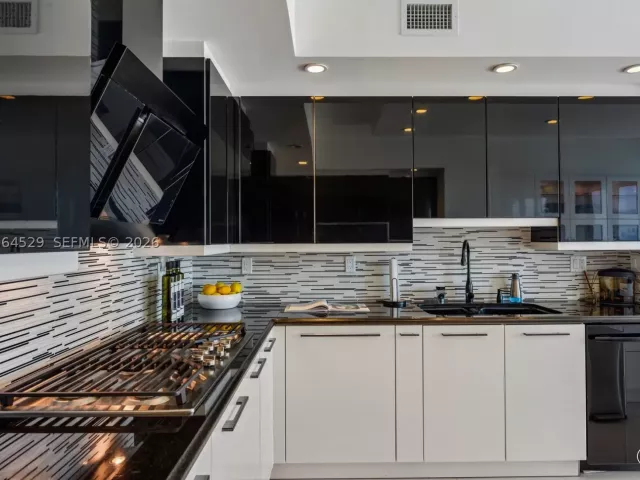 3-bedroom condo for sale in Hollywood - 3535 S Ocean Dr 2106 - MondialRealty