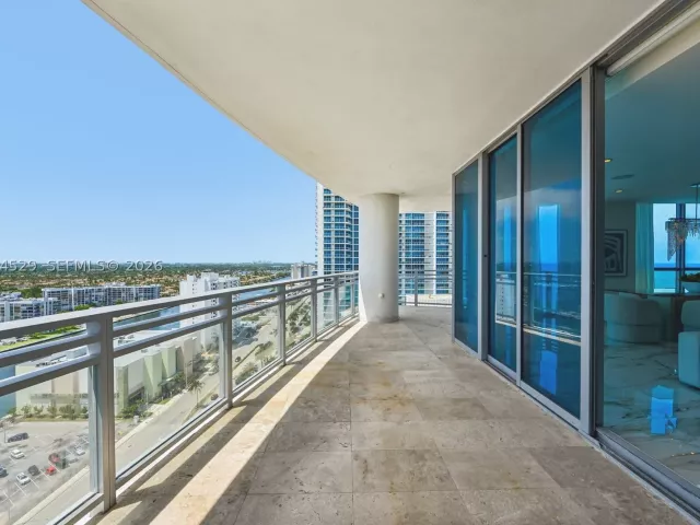 3-bedroom condo for sale in Hollywood - 3535 S Ocean Dr 2106 - MondialRealty