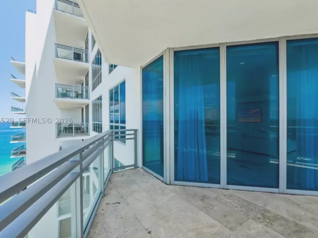 3-bedroom condo for sale in Hollywood - 3535 S Ocean Dr 2106 - MondialRealty