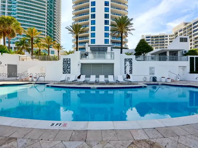3-bedroom condo for sale in Hollywood - 3535 S Ocean Dr 2106 - MondialRealty