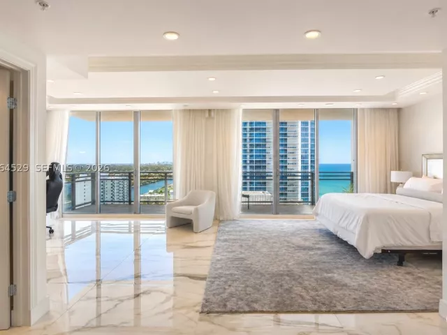 3-bedroom condo for sale in Hollywood - 3535 S Ocean Dr 2106 - MondialRealty