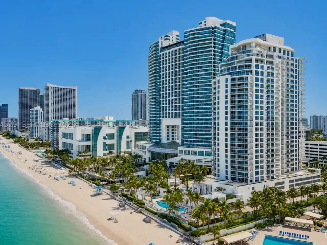 3-bedroom condo for sale in Hollywood - 3535 S Ocean Dr 2106 - MondialRealty