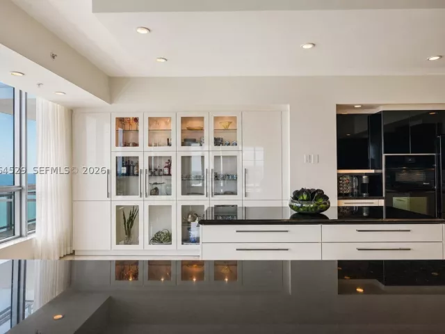 3-bedroom condo for sale in Hollywood - 3535 S Ocean Dr 2106 - MondialRealty