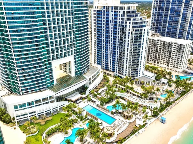 3-bedroom condo for sale in Hollywood - 3535 S Ocean Dr 2106 - MondialRealty