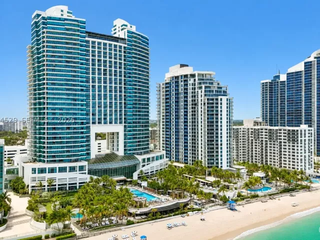 3-bedroom condo for sale in Hollywood - 3535 S Ocean Dr 2106 - MondialRealty
