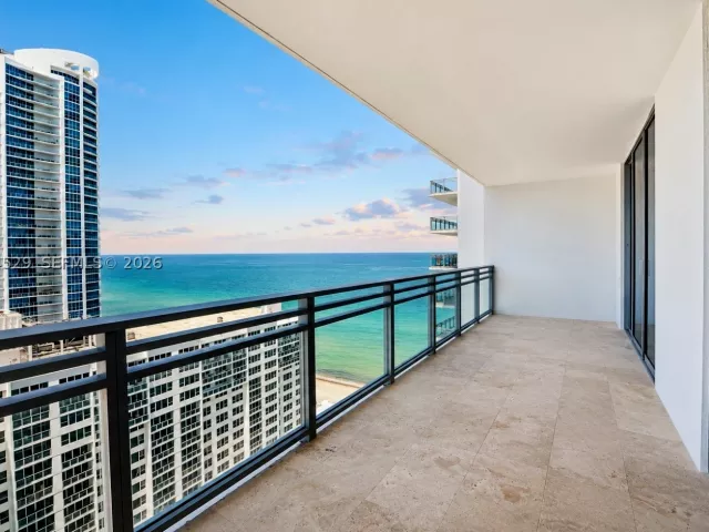 3-bedroom condo for sale in Hollywood - 3535 S Ocean Dr 2106 - MondialRealty