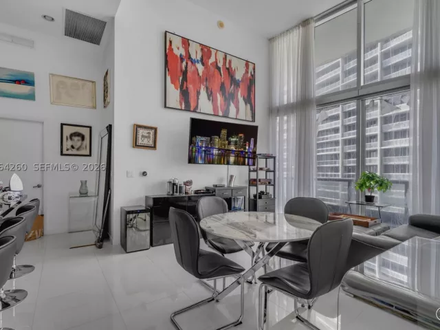 2-bedroom condo for rent in Miami - 475 Brickell Ave 2813 - MondialRealty