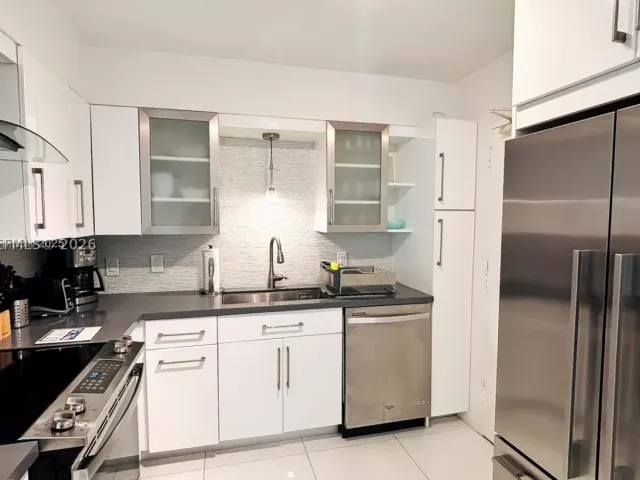 2-bedroom condo for rent in Miami Beach - 5161 Collins Ave 1003 - MondialRealty
