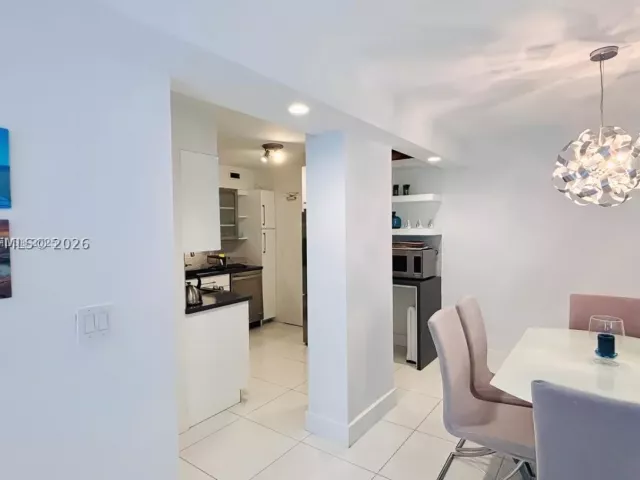 2-bedroom condo for rent in Miami Beach - 5161 Collins Ave 1003 - MondialRealty
