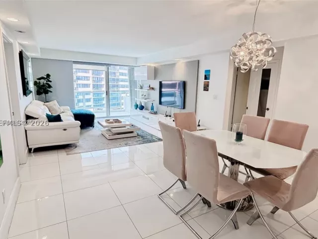 2-bedroom condo for rent in Miami Beach - 5161 Collins Ave 1003 - MondialRealty