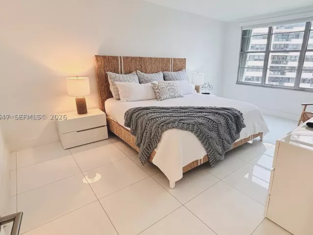 2-bedroom condo for rent in Miami Beach - 5161 Collins Ave 1003 - MondialRealty