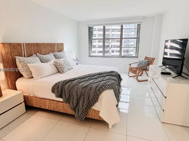2-bedroom condo for rent in Miami Beach - 5161 Collins Ave 1003 - MondialRealty