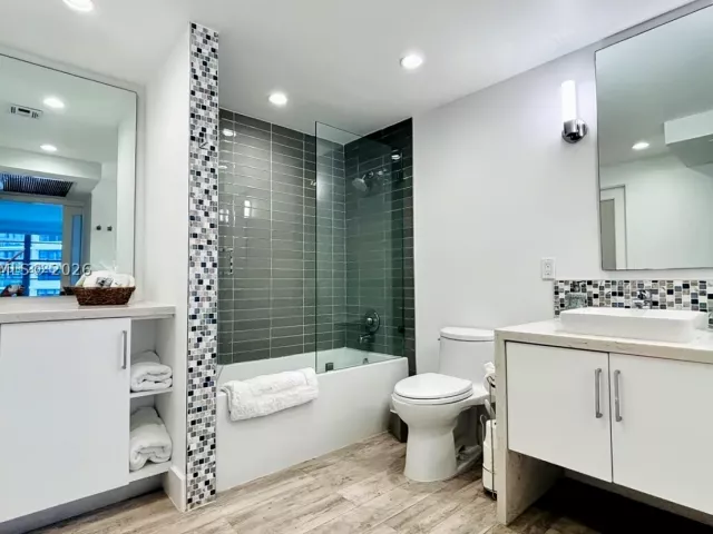 2-bedroom condo for rent in Miami Beach - 5161 Collins Ave 1003 - MondialRealty
