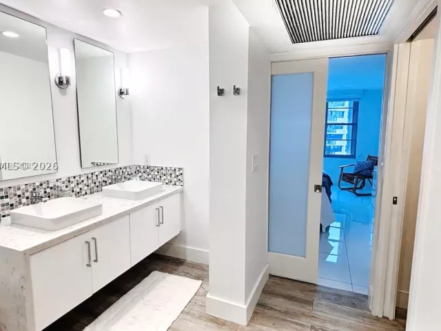 2-bedroom condo for rent in Miami Beach - 5161 Collins Ave 1003 - MondialRealty